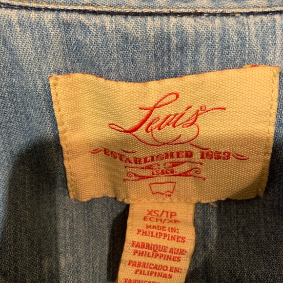Levi’s Faded Jean Button Down - Picture 3 of 3